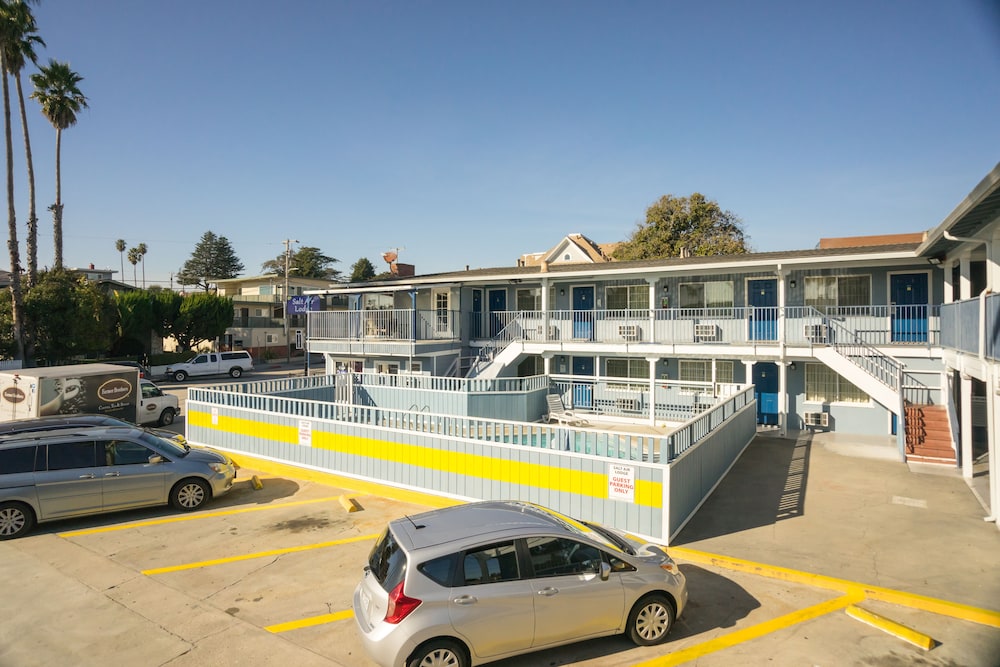 Hotel Salt Air Lodge - Image 1