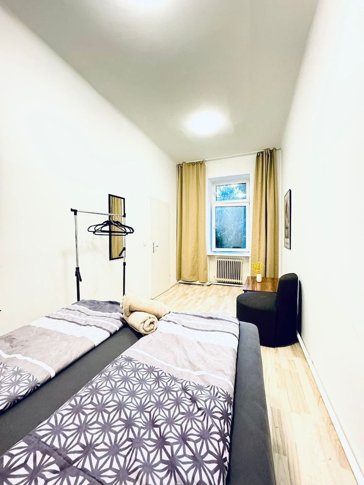Simple 3BR Apartment for 6 FAC Platz