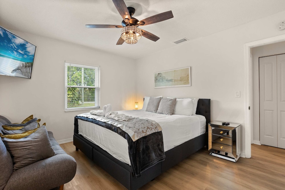Luxurious Gem Near Disney Workspace Movie Room