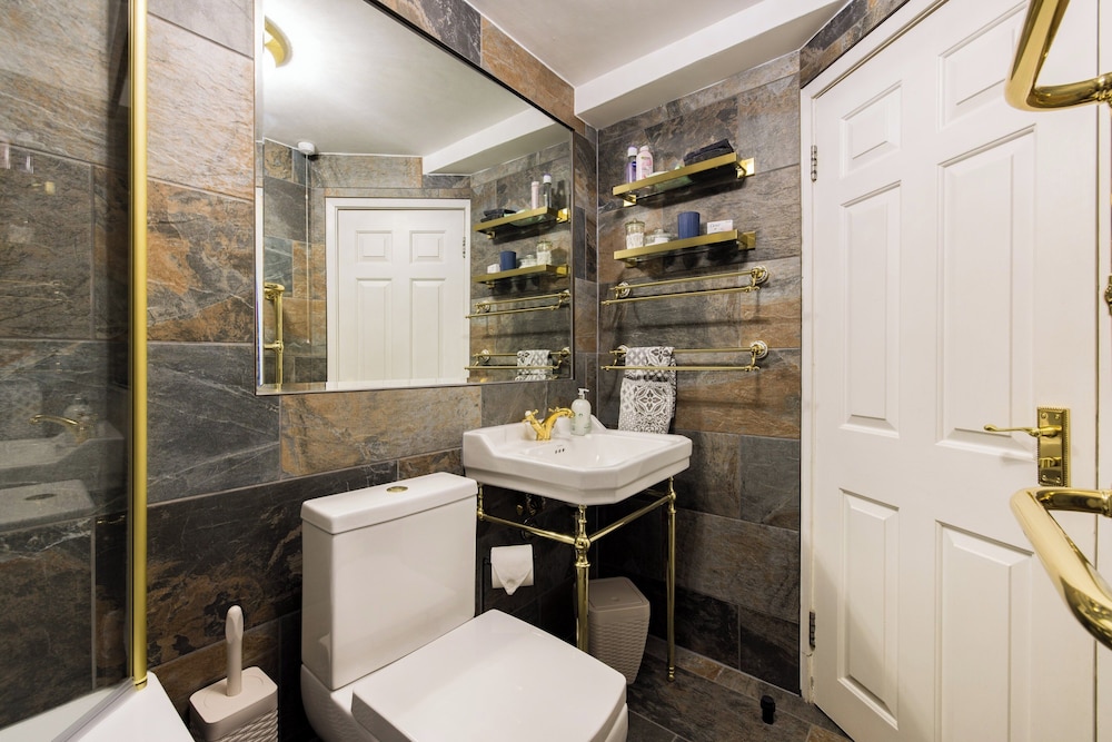 Mayfair 3-bed 5-guest Berkeley Square 1729 House
