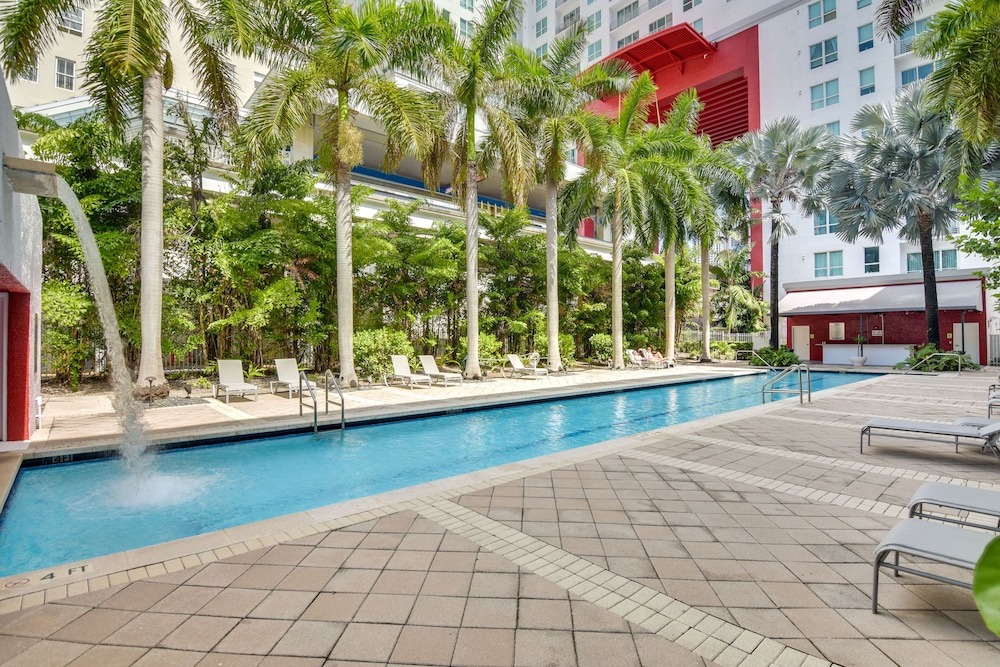 Luxe Downtown Miami Apt: Balcony, Pools, City View