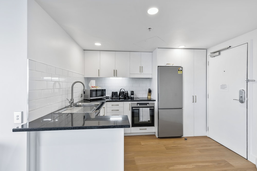 Modern 1BR w Pool/Gym Steps to Beach: Zodiak Stays