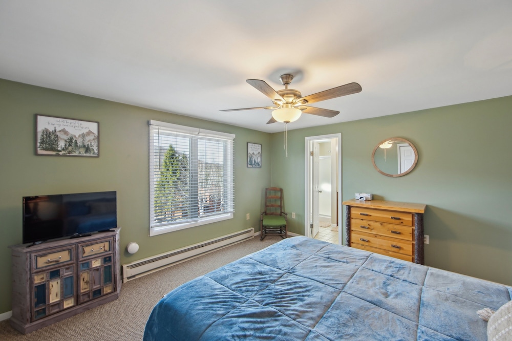 Hullabaloo 23E - Upgrade End Unit With Mountain Views 2 Bedroom Townhouse by The Summit at Gore Mountain