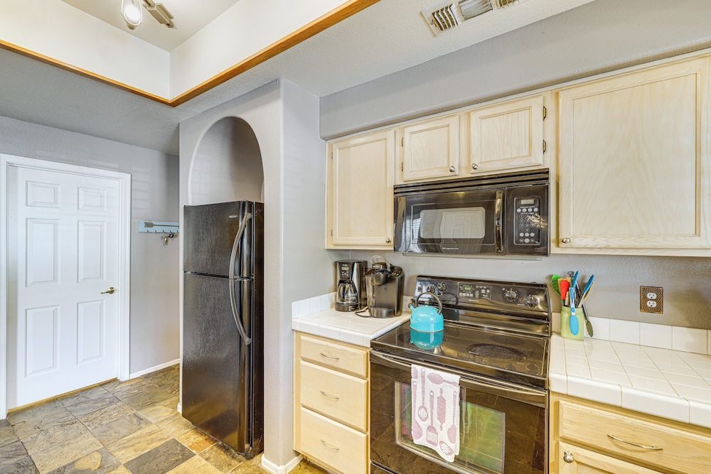 Hike & Golf! Townhouse w/ Resort Perks in PHX