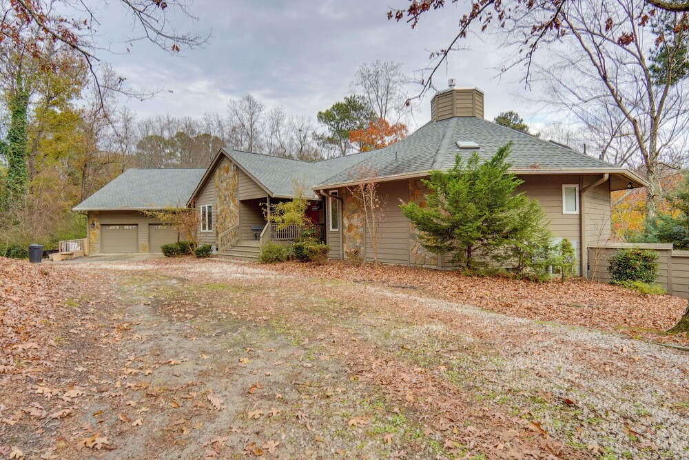 Spacious Lakefront Apt w/ Deck in Fayetteville!