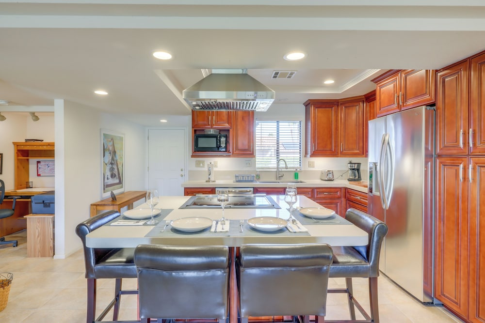 Spacious Condo w/ Mtn Views in Palm Desert!