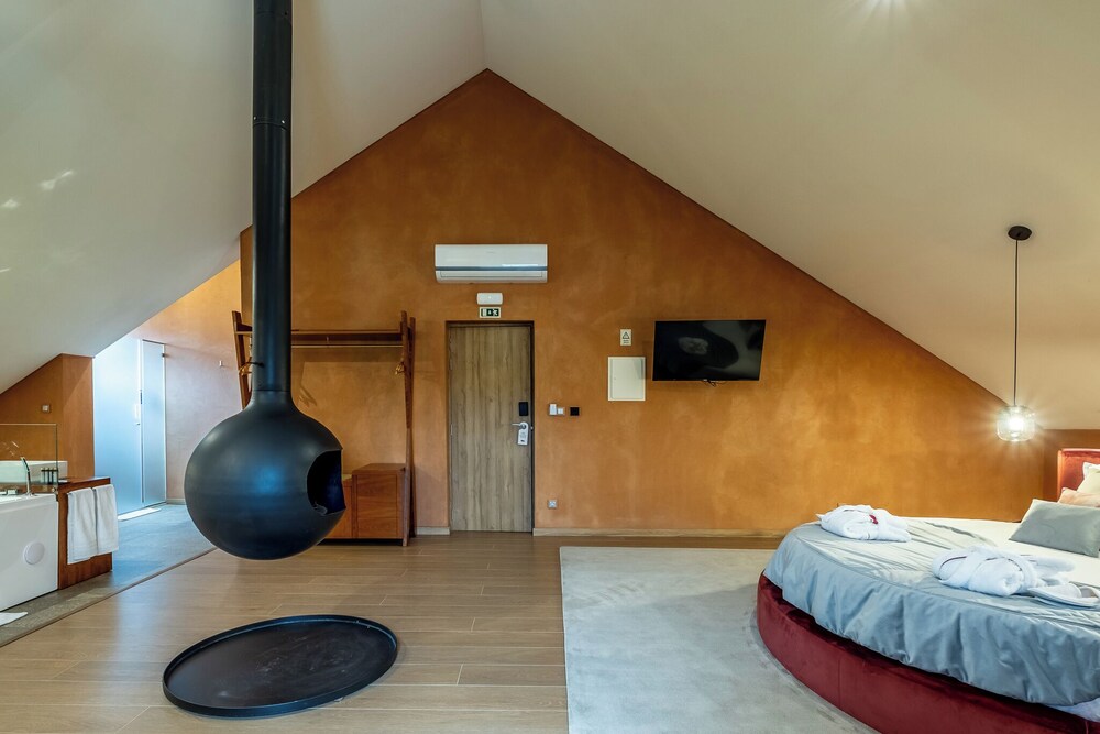 Cherry Sculpture Hotel 58