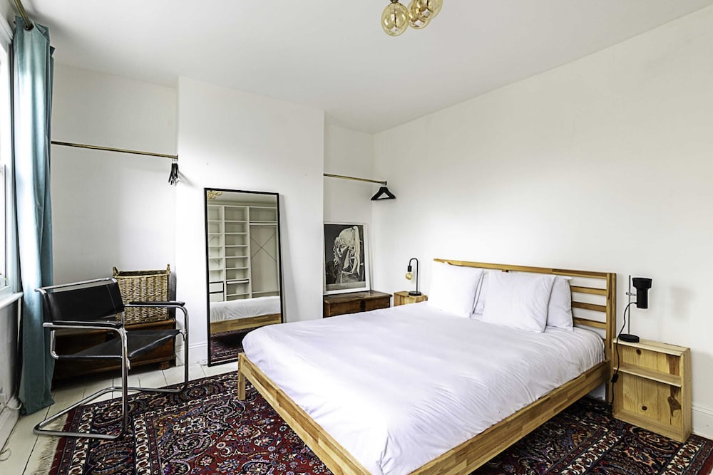 Hackney - Victoria Park: Generous 2 Bed Terrace