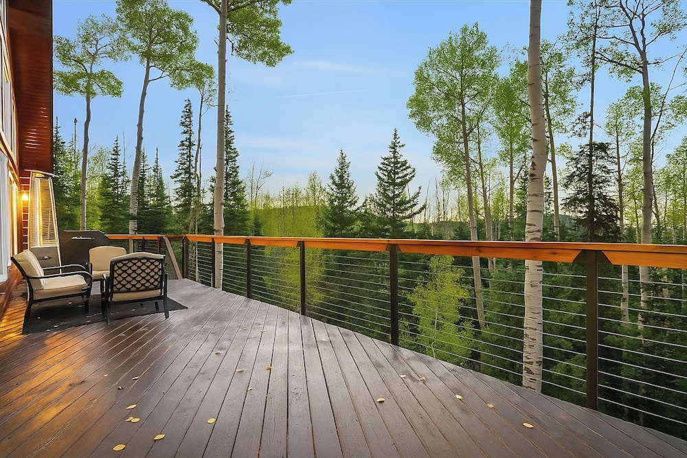 Hot Tub, Game Room! 3-story Brian Head Home