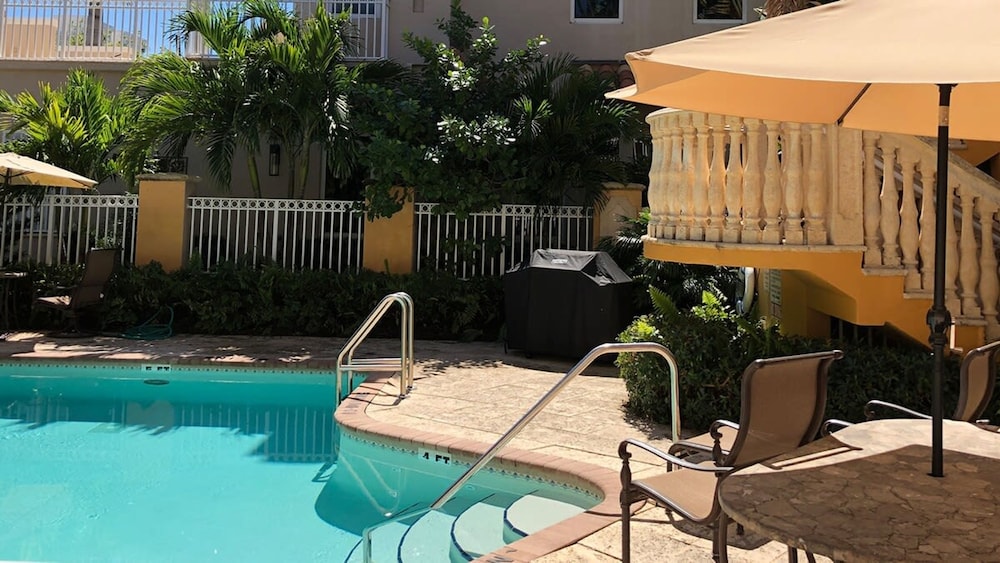 Beach Apt With Waterview in Las Olas Blvd