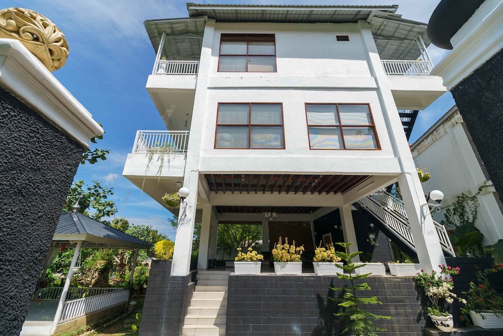RedDoorz Premium @ The Heritage Bukit Lawang view 2
