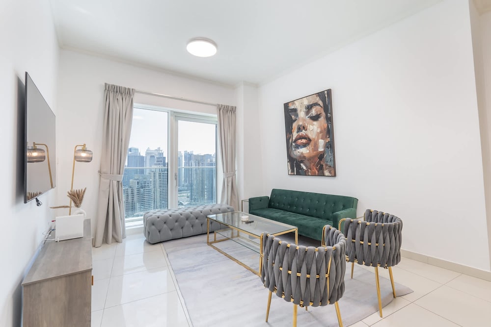 Marina Views and a 3 Bedroom Apartment in Dubai Marina