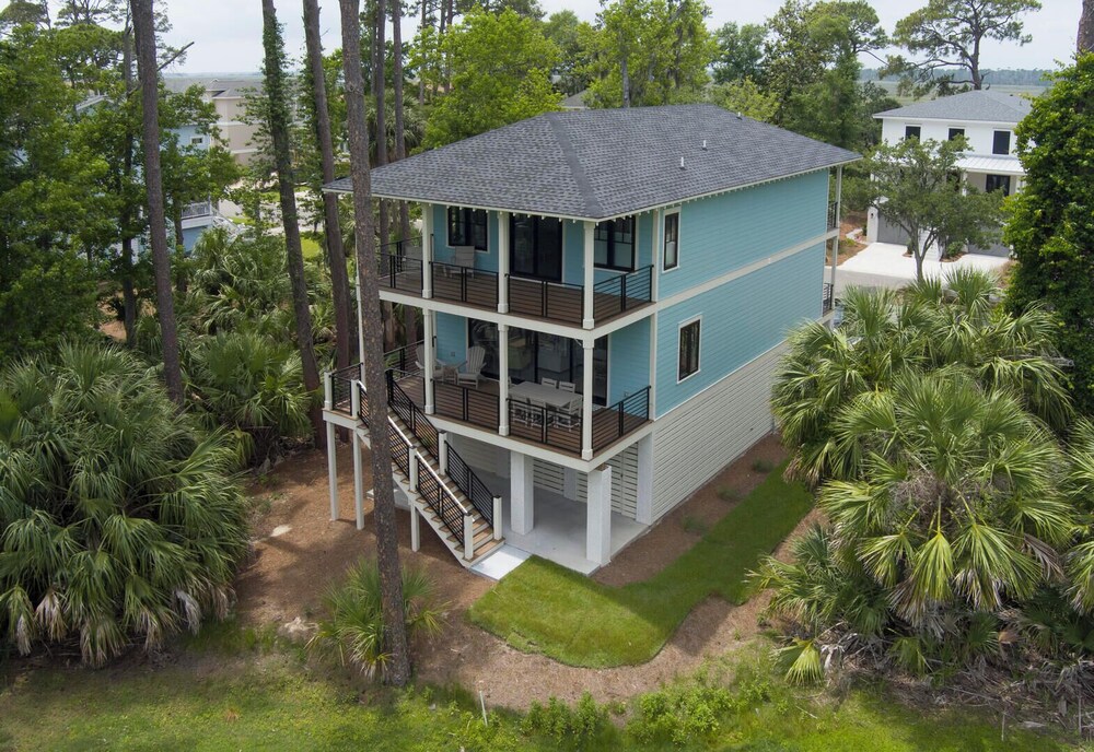 Experience Modern Coastal Living in This Beautifully Designed 4-bed, 4-bath Home