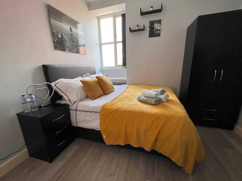 Impeccable 2-bed Apartment by Cardiff City Centre view 5
