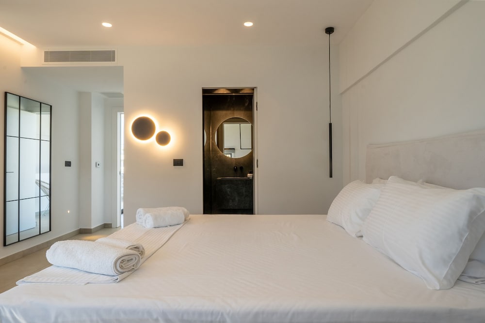 Aethra Grand- Luxury 5-bed Villa 850m From Beach