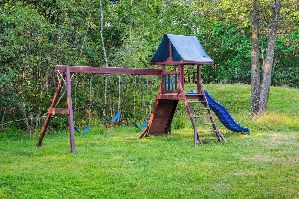 Birch Hollow by Avantstay Cozy Poconos Home w/ Fireplace, Soaking Tub & Kids Play Area