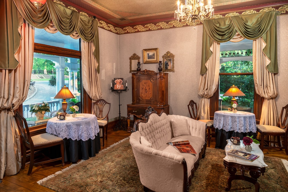 1899 Wright Inn and Carriage House
