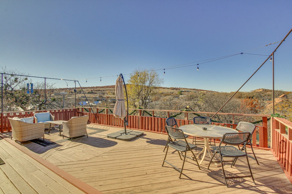 Medicine Park Getaway: Kayaks, Deck & Mtn Views! view 3
