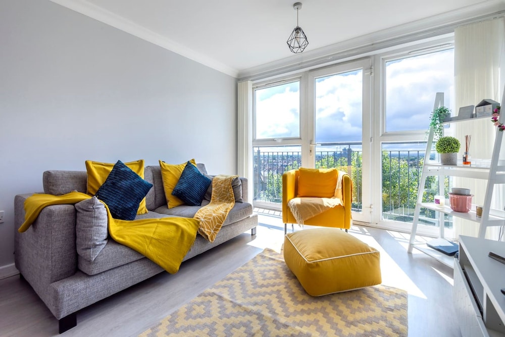 2BD Flat Next to Newbury Pk Stn view 4