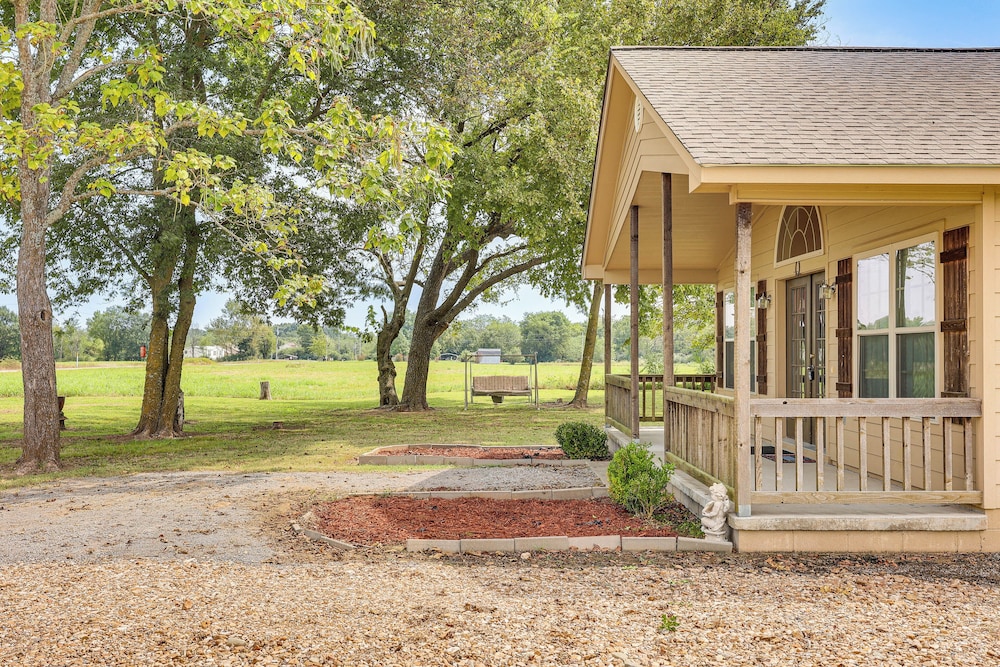 3 Mi to Arkansas River: Rural Family Home w/ Yard