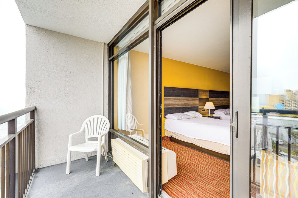 Pools & Spas: Beachfront Studio at Landmark Resort