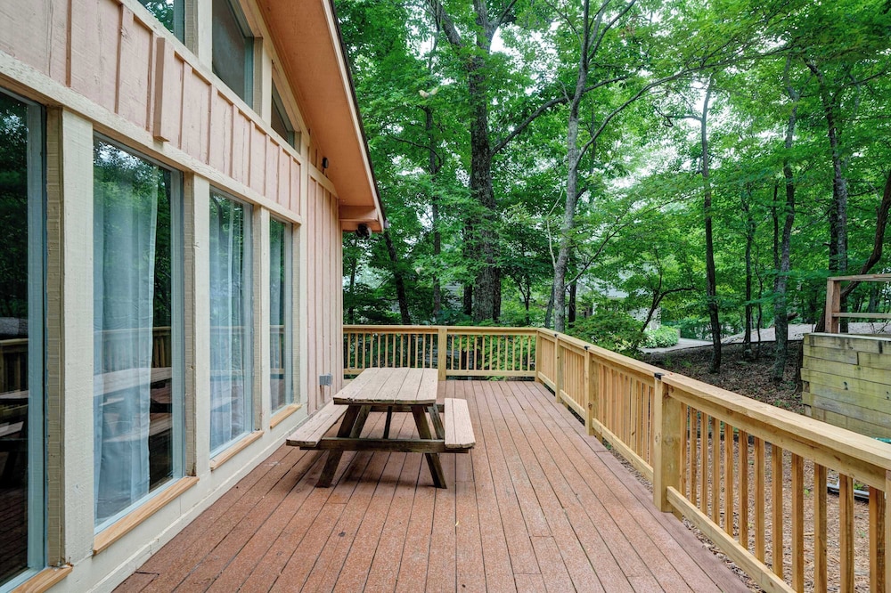 Mountain Views in Private Lake and Golf Community!