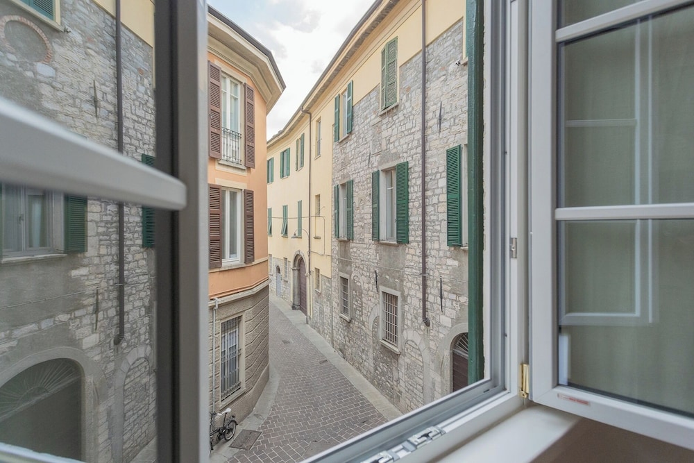 Wine Not Apartment in Como City Centre by Rent all Como
