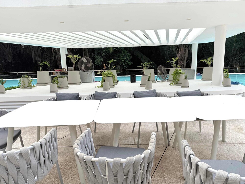 Bolongo: Your Exclusive Oceanfront Escape