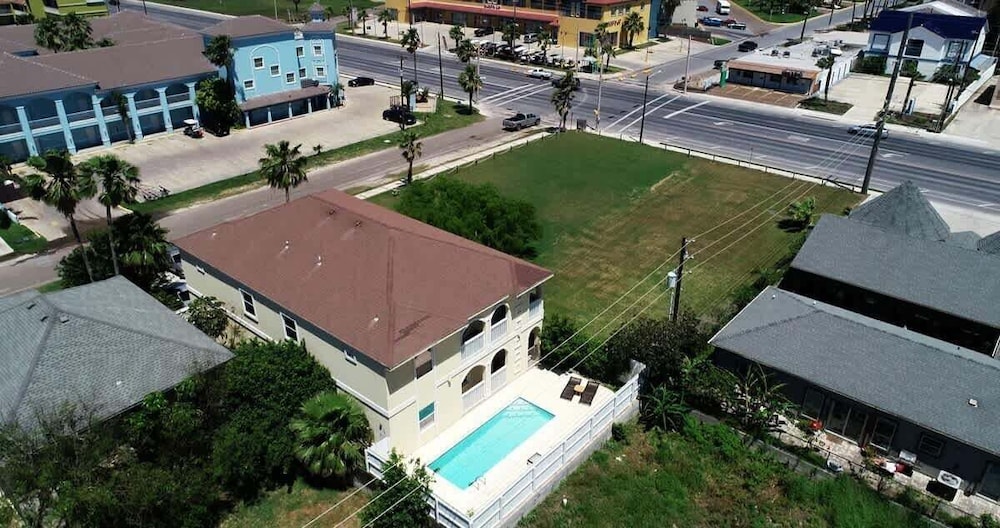 Open & Modern Pool #b Walk To Beach 2 Bedroom Condo