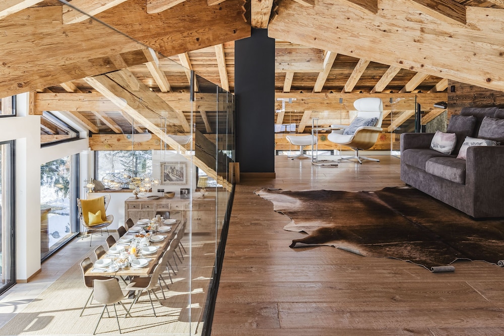 Chalet Black Squirrel Luxury Retreat With hot tub Sauna