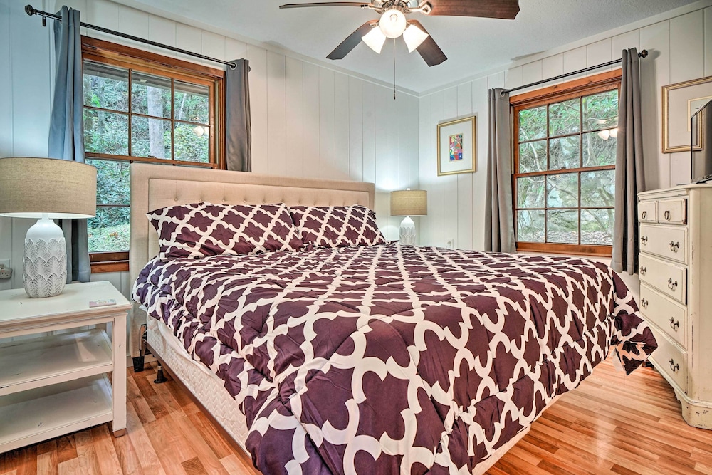 Rustic Sevierville Cabin: Hot Tub & Mountain Views view 4