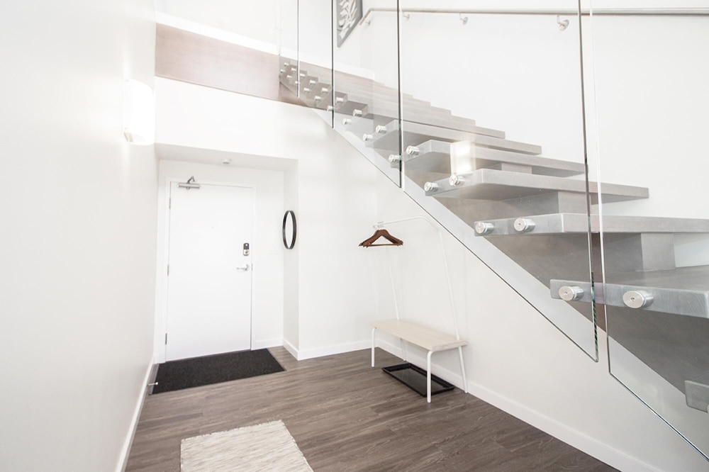 Luxurious 2 bed 2 Bath Penthouse on 23rd Floor PH1 Downtown view 2