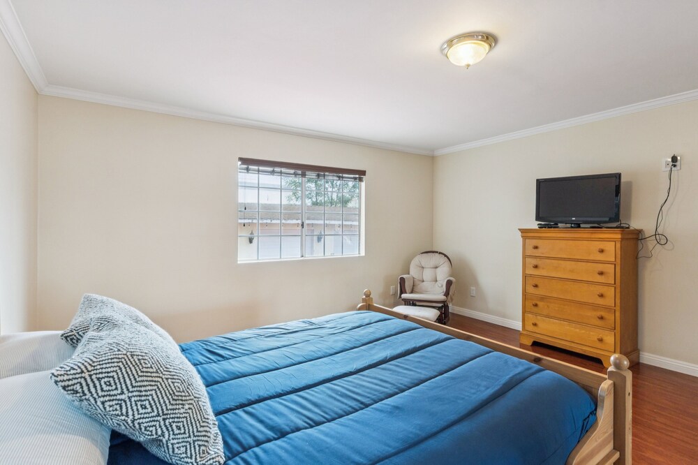 Russell House Near Hollywood & Griffith Park 3 Bedroom Home
