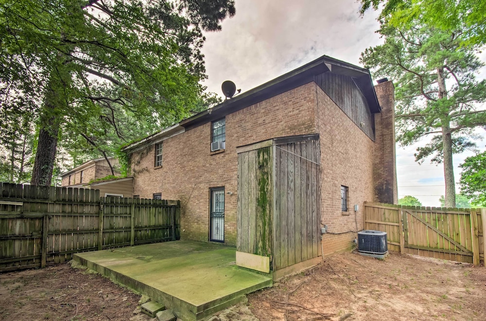 Modern Jackson Townhome ~ 6 Mi to Downtown!