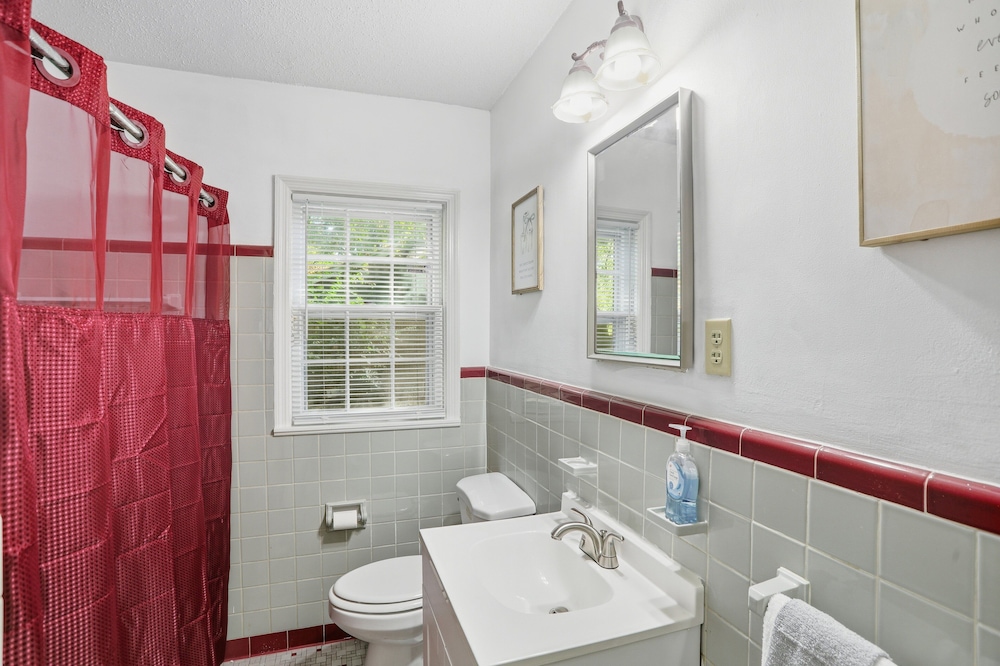Bluff City Gem With Game Room 3 Bedroom Home