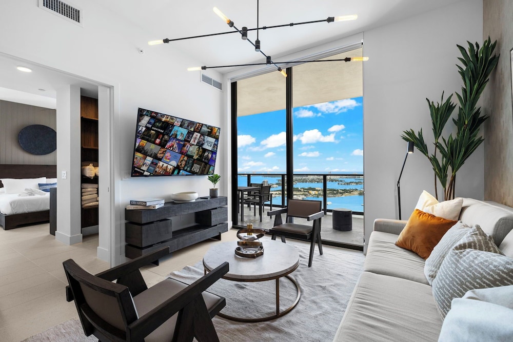 Lux Studio W City Views and Pool