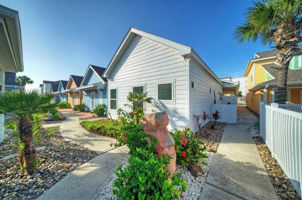 Sleeps 18 2 Beach Homes w/ 2 Pools, Playground, Covered Patios Pirates Bay