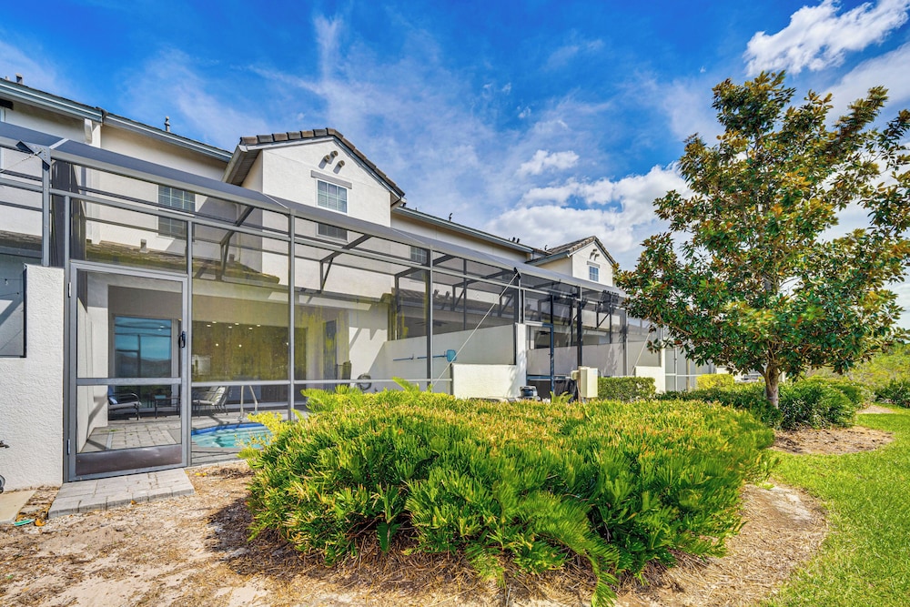 Townhome w/ Lanai & Private Pool: 14 Mi to Disney!