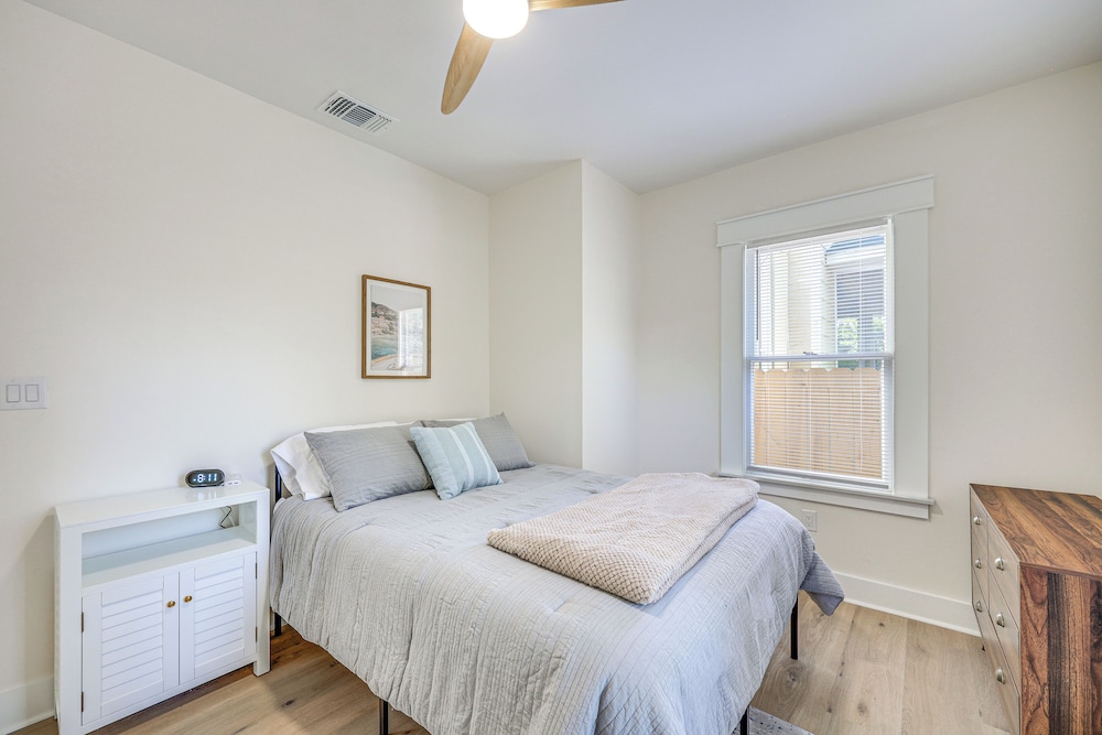 1 Mi to Dtwn: Family Home in San Antonio!