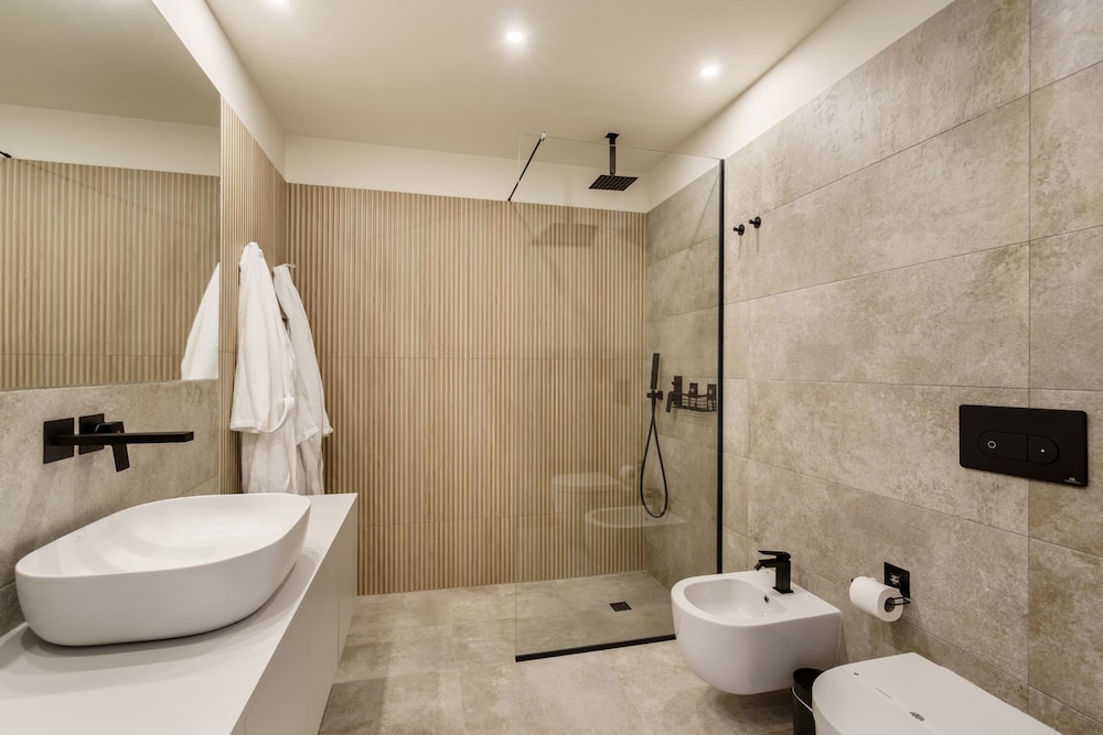 Green Coast Beachfront Retreat by Minho s Guest