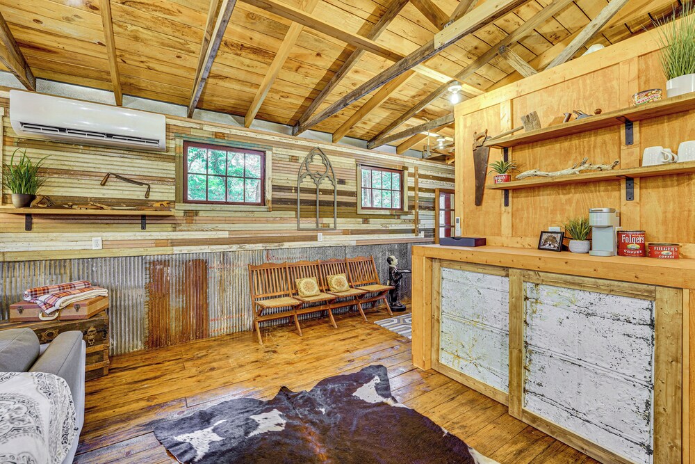 Unique Eureka Springs Cabin: Deck & Forest Views!