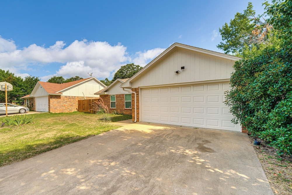 1 Mi to Denton Square: Family Home w/ Fenced Yard!
