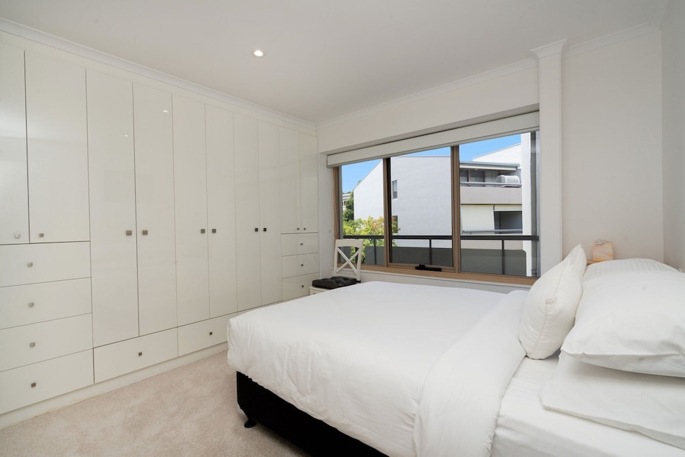 Spacious 2-bed Apartment Near Dining & Attractions