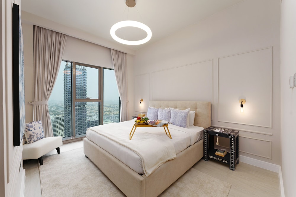 Modern Living w Premium Amenities Close to Marina