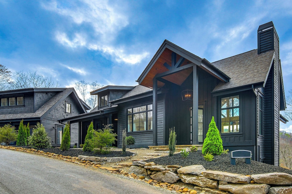 Deck & Mountain Views: 'black Chalet' in Glenville