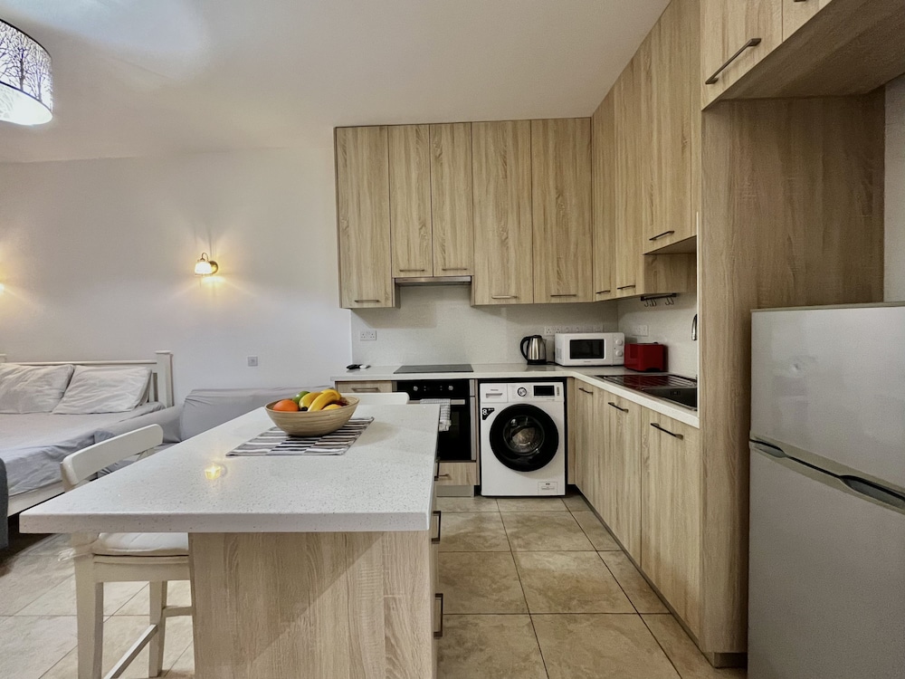 157 LIM - Stay Sunsea Studio