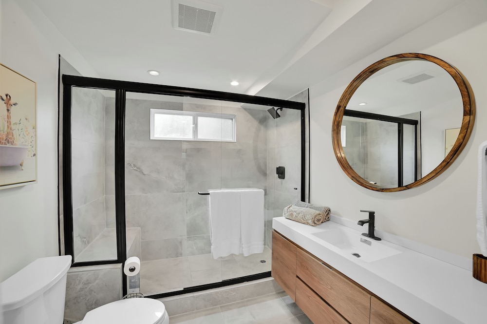 Brand-New Chic Nest In Prime Location