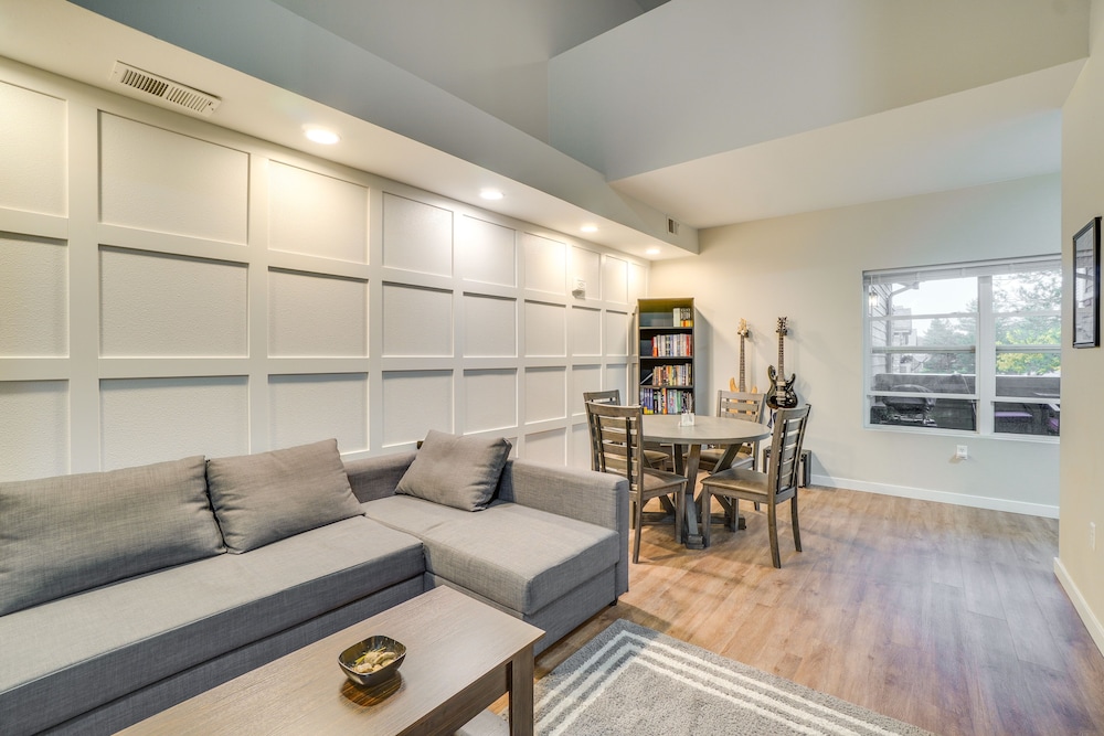 16 Mi to Dia: Townhome w/ Fireplace in Aurora