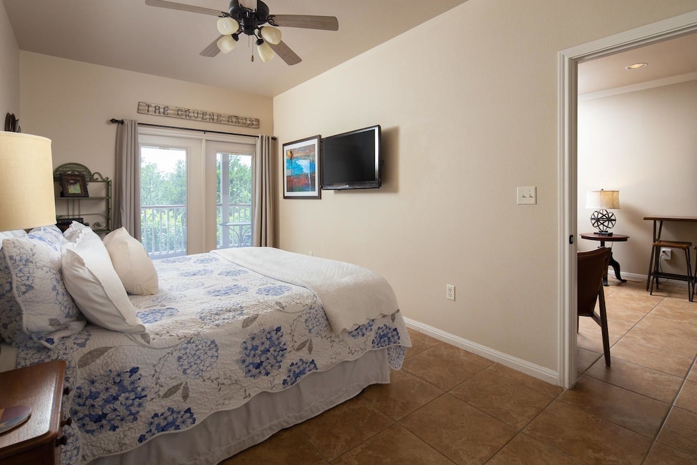 Parker River Haus Vg106 3 Bedroom Condo by RedAwning
