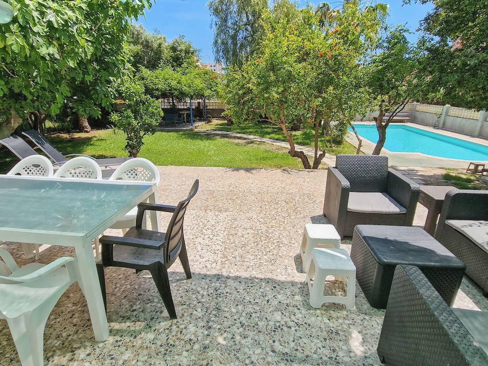 House With Exclusive Pool and Garden 7 min Walk From the Beach and the Center